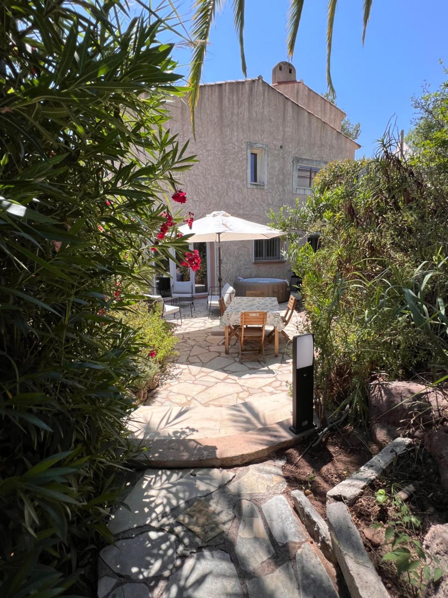 Simone, Appartement Maison, Quartier Calme, Grande Terrasse, Spa, Barbecue, 2 Chambres Fréjus 外观 照片